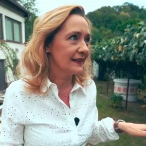 Acasă la Elena Lasconi. Imagini din curtea superbă de la Câmpulung! Cum arată vila pe care a renovat-o complet și a transformat-o într-o “bijuterie