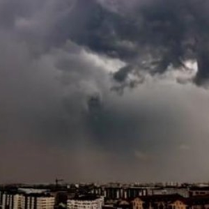 21 de județe intră de la ora 10.00 sub avertizare cod galben de ploi și vijelii. Lapoviță și ninsori la munte