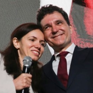 Ce i-a șoptit Mirabela Grădinaru la ureche lui Nicușor Dan, în timpul discursului victorios. Cuvântul care a schimbat instantaneu cursul mesajului. S-a aplecat discret, a spus un singur cuvânt și s-a retras elegant. Ce s-a întâmplat apoi