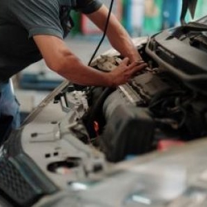 Industria auto, zguduită de o anchetă uriaşă. Cei mai mari importatori din România ar fi restricționat ilegal dreptul șoferilor de a-și repara mașinile oriunde