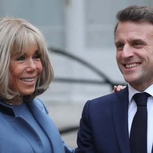 „Brigitte Macron s-a născut bărbat” Jurnaliștii francezi spun că au dovezi fotografice care atestă că soția lui Emmanuel Macron a trecut printr-o operație de schimbare de sex în anii ’80. Scandalul a escaladat după ce investigația a ajuns pe internet!