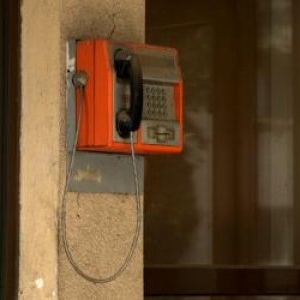 Telefoanele stradale portocalii, vândute cu sume mari pe OLX. "La mine stătea într-o magazie"