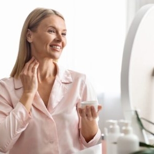 Pielea din zona gâtului: cum să ai grijă de ea pentru a evita apariția ridurilor