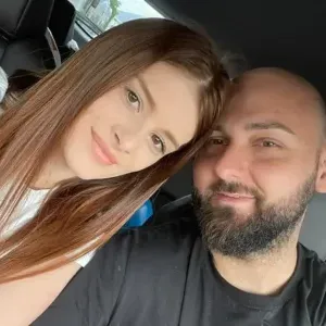 “Sunt un tată singur...”. Alex Marcu, văduvul Teodorei, își strange fetița la piept și face primele declarații. Ce decizie fermă a luat în această perioadă grea