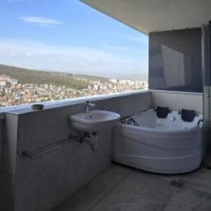 Apartament cu WC, cadă şi grătar pe balcon, scos la închiriere pentru Untold, în Cluj. Cât cere proprietarul