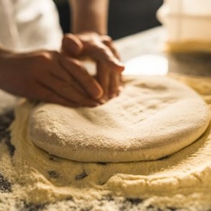Cum faci aluat de pizza cu drojdie uscată. Ingredientele simple
