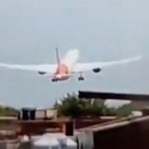 Momentul în care avionul Boeing 787 Dreamliner se prăbuşeşte în India "peste un cămin cu studenţi"