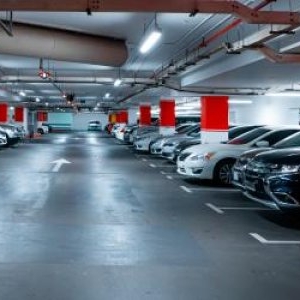 Şoc uriaş trăit de o mamă cu 2 copii, amendată cu 5.000 de euro pentru o parcare de 2 ore la un magazin din UK