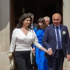 Avem premier, dar cine e femeia din umbră? Ilie Bolojan, îndrăgostit. Cine este femeia enigmatică de la brațul lui? E de o frumusețe aparte și are o profesie nobilă