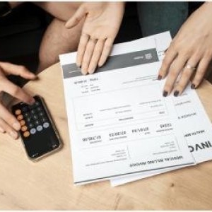 Cum a ajuns o bătrână să primească o factură la curent de 28.300 €. Casa, locuită doar ocazional