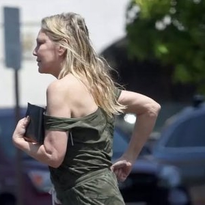 Nu poate sa stea departe de băutură și a slăbit 40 de kilograme. Se ține de pereți când merge, iar azi a rămas doar o umbră din marea vedetă. Nu ai recunoaște-o pe stradă sub nici o formă. Ce păcat!