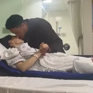 Îndrăgita cântăreață a fost operată de cancer la sân la doar 37 de ani. De pe patul de spital, a transmis un mesaj emoționant: „Putem să trecem peste asta”