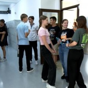 Perle la Evaluare Naţională, la Limba Română. "Pantaloni zdrenţuiţi cu şoareci şi opinci strânse cu notiţe"