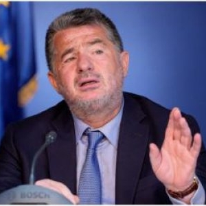 Bugetarii cu salarii de zeci de mii de euro, deşi companiile lor sunt in "groapă"
