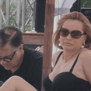 Cum arată Andreea Esca în costum de baie. Imagini rare cu prezentatoarea TV la plajă. Se cunoaște că face pilates