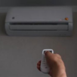 Câţi bani ne costă pe lună aerul condiţionat, dacă funcţionează 6 ore pe zi în medie