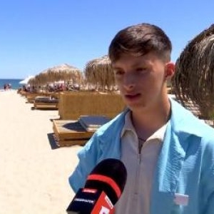 După clasa a zecea, Doru s-a angajat pe litoral ca ospătar. Câţi bani face din salariu şi tips