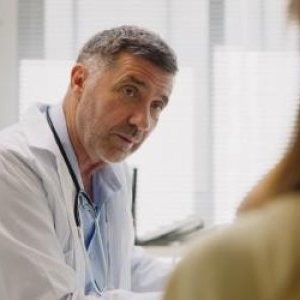 Cât pierde un român cu salariu de 5.000 de lei într-o săptămână de concediu medical