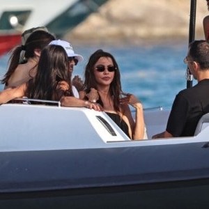 Sofia Vergara a pozat topless în timpul vacanței. Actrița a renunțat la inhibiții pentru bronzul perfect