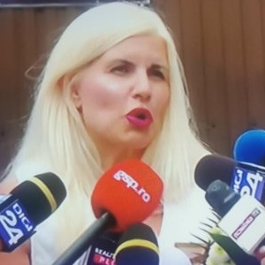 Cu părul lung și drept, vopsită blond platinat și dată cu ruj fucsia, Elena Udrea a stat minute în șir la declarații, după ieșirea din închisoare. „Sper să mă întrețină soțul”. Adrian Alexandrov i-a oferit flori, a sărutat-o și s-au luat în brațe. Ce vrea