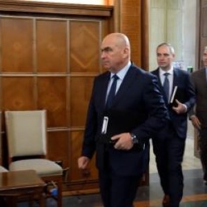 Concursurile anunţate de Bolojan, coşmarul bugetarilor. Se plâng că lucrează după ora 19 sau în weekend