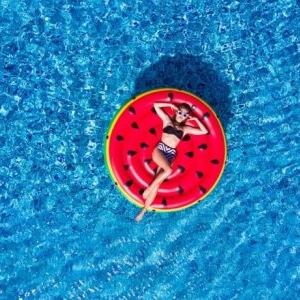 Cum îți protejezi pielea înainte și după o zi la piscină. Sfaturi utile de la specialiști
