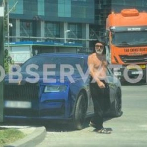 Gigi Becali, cu Rolls Royce-ul şi la bustul gol pentru a inspecta lucrările de la biserică