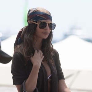 Emily Ratajkowski s-a pozat într-un costum de baie „riscat&#8221;. Modelul nu a lăsat loc imaginației în cel mai recent pictorial