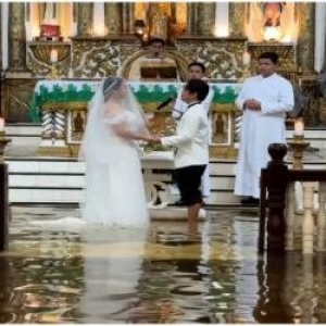 Un cuplu s-a căsătorit într-o biserică inundată. Momentul când spun "da" cu apa aproape până la genunchi