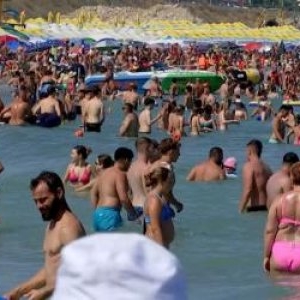 Staţiunea de la mare unde se stă om lângă om, deşi pe restul litoralului bate vântul: "Aici vine toată lumea"