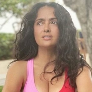 Salma Hayek și-a etalat silueta într-un costum de baie alb: „Am 58 de ani și fac asta”