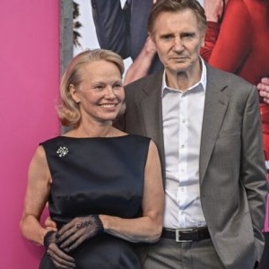Pamela Anderson și Liam Neeson formează un cuplu. Cei doi joacă rolurile principale în „The Naked Gun”