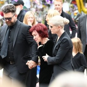 Ozzy Osbourne a fost condus pe ultimul drum de mii de fani. Sharon Osbourne a avut o reacție neașteptată la vederea cortegiului funerar