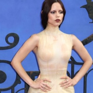 Jenna Ortega a surprins cu o rochie nude la premiera serialului „Wednesday”, sezonul 2. Cum a arătat întreaga ținută