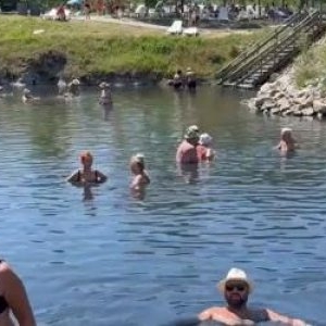 Staţiunea supranumită Litoralul Ardealului, care atrage turiştii străini ca un magnet: "Este foarte frumos"