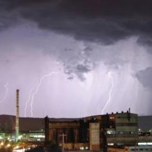 10 judeţe intră sub cod galben de ploi şi vijelii până mâine. 4 judeţe, sub cod galben de caniculă