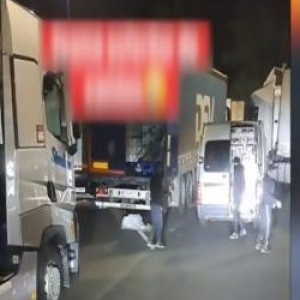 Şoferi români de TIR, terorizaţi de hoţi în parcările din Europa. Indivizi mascaţi, filmaţi în acţiune
