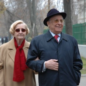 Cum arată “fiul” secret al lui Ion Iliescu. Toată lumea vorbește despre el, dar puțini îi știu chipul. A fost căsătorit cu una dintre cele mai frumoase femei ale României, a avut funcții înalte și o viață dulce