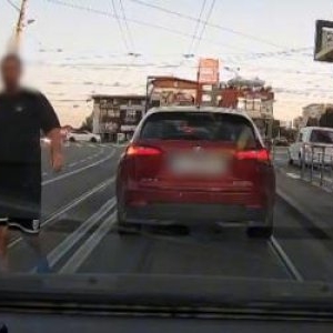 Șicanare în trafic la Galați: Om de afaceri cu dosare penale, agresiv cu o persoană care suferă de nanism