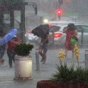 Vremea la extreme. Cod portocaliu de caniculă în vest, cod galben de furtuni în mai multe judeţe