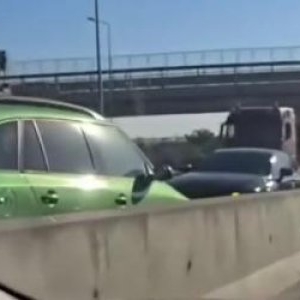 Șofer de 71 de ani, pe contrasens pe A2. I-a certat pe ceilalți pentru că nu-l lasă să înainteze