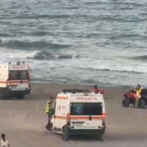 "Vedeţi cu cine am de-a face?" Dialogul dintre un salvamar şi un turist care vrea în apă pe steag roşu
