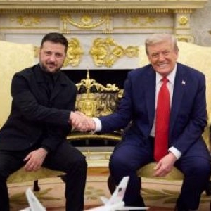Cât costă şi de unde poate fi cumpărat sacoul purtat de Zelenski la întâlnirea cu Trump de la Casa Albă