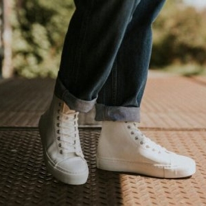 Cu ce se poartă adidașii înalți. 5 idei de ținute cool și ușor de integrat în garderoba ta