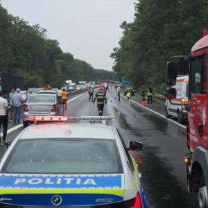 S-a aflat cine sunt tinerii care au murit loviți de TIR pe A1. Au fost identificați, însă asta nu e tot! Camerele de supraveghere arată ce au făcut cu doar câteva secunde înainte de tragedie... S-au luat în brațe, iar ce a urmat este tulburător!