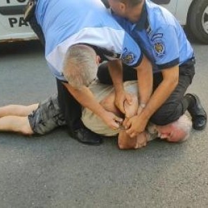 Bătrân cardiac din Iaşi, trântit la pământ pentru că a refuzat să se legitimeze. Bea bere pe domeniul public