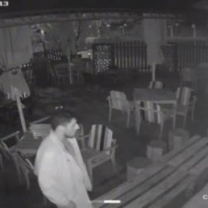 Momentul în care un tânăr fură un televizor de pe terasa unui local. Ce i-a promis proprietarul