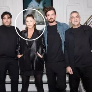 A plecat din România cu 11 milioane de dolari în cont, de la fostul soț, și și-a refăcut complet viața la Paris! Wow, cât de mult s-a schimbat!! Uită-te bine la poză! Îți dai seama cine e femeia din imagine? E super celebră