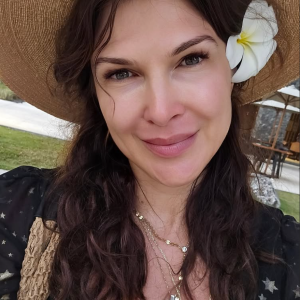 Tocuri înalte, pantaloni scurți albi, picioare superbe, bronz de Bali! Așa a apărut Monica Bîrlădeanu în oraș. I-a priit vacanța în Asia cu soțul ei, medicul Valentin Gheorghiță