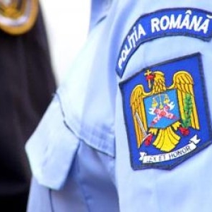 Poliţist din Cluj reţinut după ce a bătut şi tâlhărit o tânără la care apelase pentru favoruri sexuale
